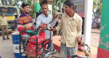 তেলের অভাবে সেচযন্ত্র কাঁধে নিয়ে ঘুরছেন পাম্পে পাম্পে তেল