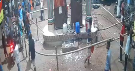 তেল নিতে দেরি হওয়ায় নাটোরে ফিলিং স্টেশনে ভাঙচুর তেল