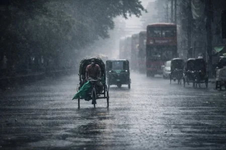 ধেয়ে আসছে শক্তিশালী বৃষ্টি