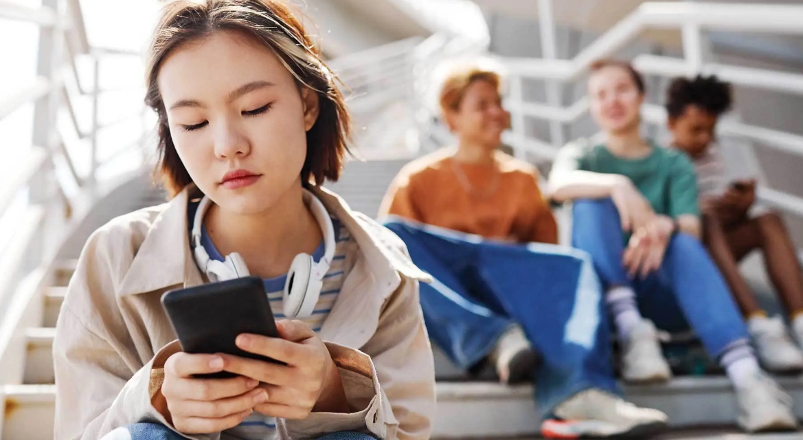 ১৫ বছরের কম বয়সীদের জন্য সামাজিক মাধ্যম নিষিদ্ধ করল গ্রিস