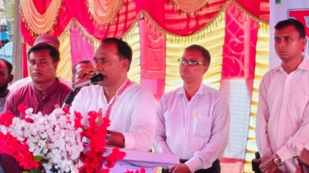 রাজনীতি করতে হলে শিক্ষকতা পেশা ছেড়ে দেওয়ার আহ্বান ডেপুটি স্পিকারের শিক্ষকতা পেশা ছেড়ে দেওয়ার আহ্বান