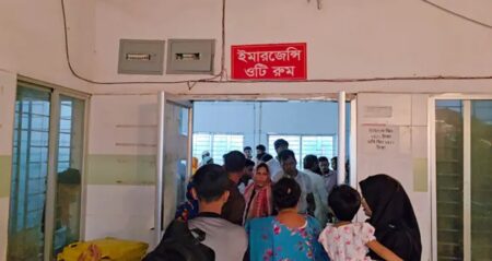 বরগুনায় বজ্রপাতের বিকট শব্দে অসুস্থ হয়ে ১১ শিক্ষার্থী হাসপাতালে বজ্রপাত