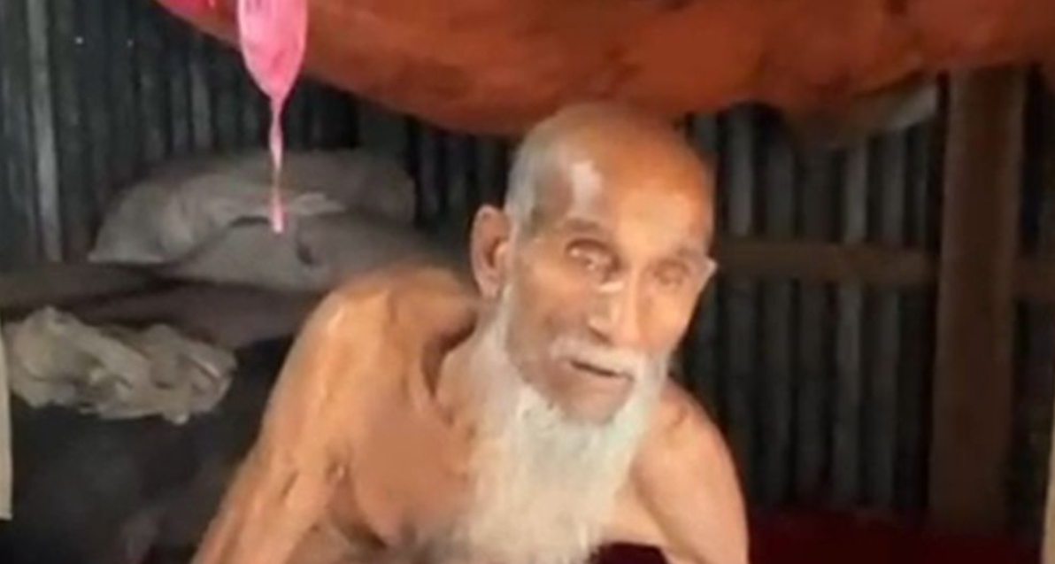 লক্ষ্মীপুরে বৃদ্ধ শ্বশুর-শাশুড়িকে মারধর, পুত্রবধূর বিচার চান গ্রামবাসী