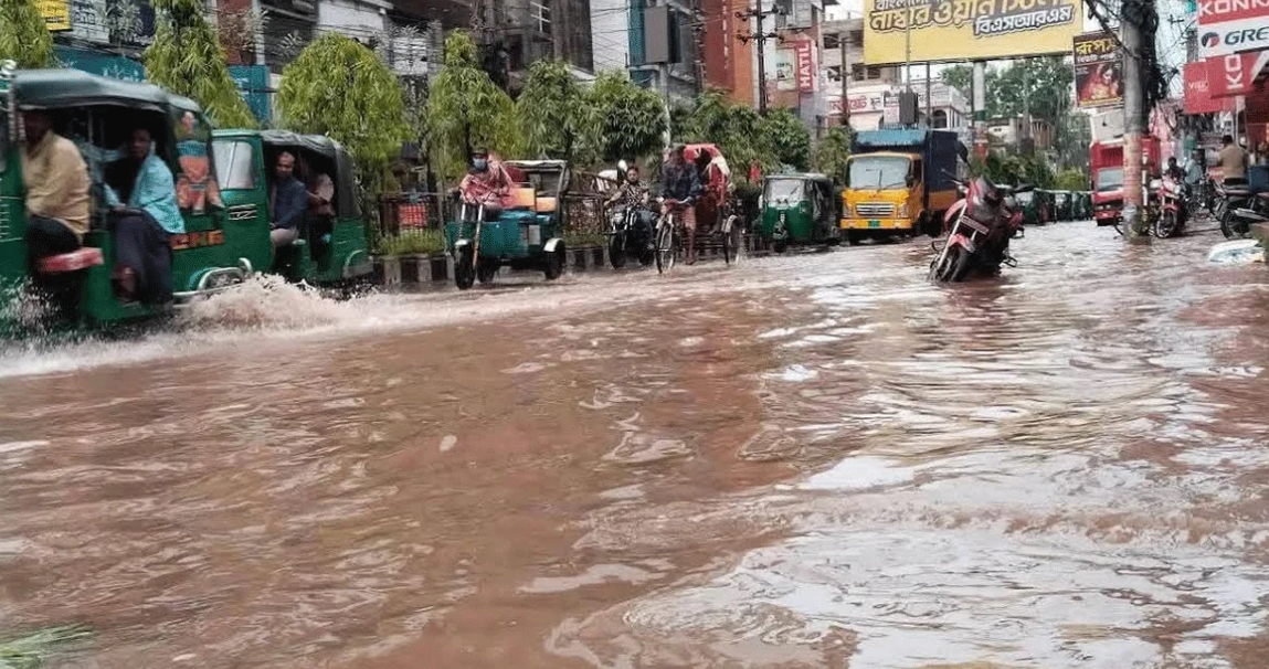 ফেনীতে এক ঘণ্টার বৃষ্টিতেই রেকর্ড জলাবদ্ধতা