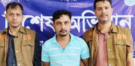 আশুলিয়ায় অভিযান চালিয়ে মাদক ব্যবসায়ী ‘কোটিপতি মানিক’ গ্রেপ্তার মানিক