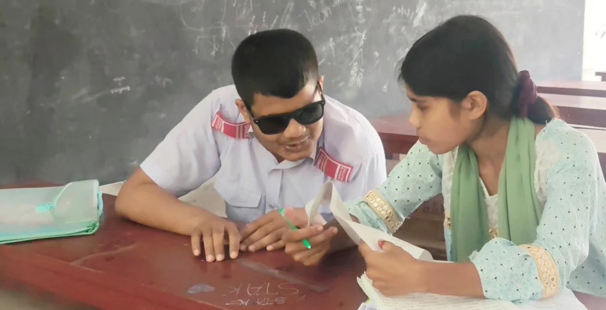 শ্রুতিলেখক নিয়ে পরীক্ষা দিচ্ছে শরীফ, দৃষ্টিহীনতার মাঝেও এগিয়ে চলা