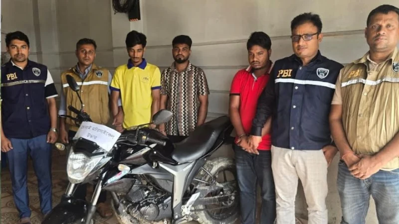 চোরাই মোটরসাইকেল উদ্ধার, ছাত্রদল নেতাসহ গ্রেপ্তার ৩ চোরাই মোটরসাইকেল