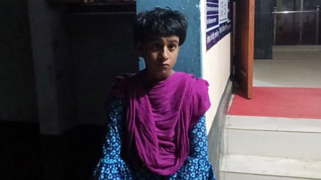 গভীর রাতে অসহায় কিশোরী, সহযোগিতা করেনি থানা কিশোরী