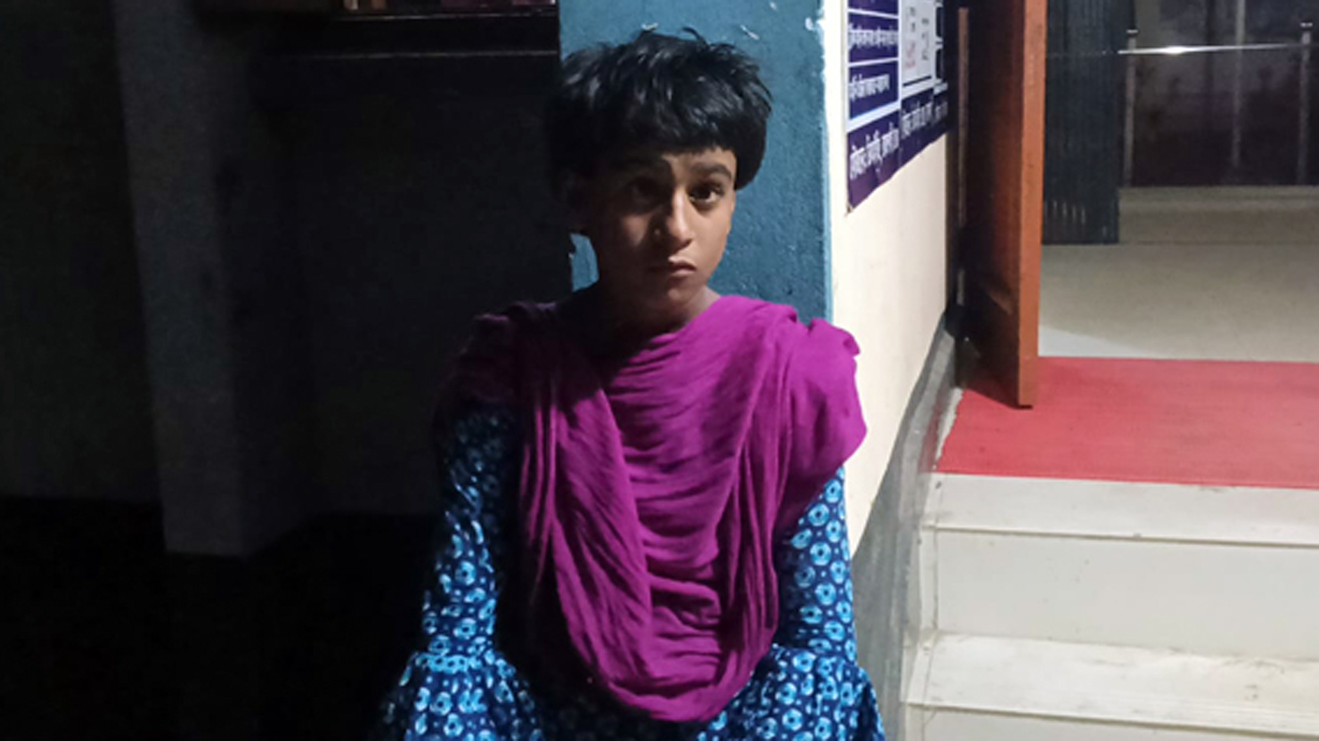 গভীর রাতে অসহায় কিশোরী, সহযোগিতা করেনি থানা কিশোরী