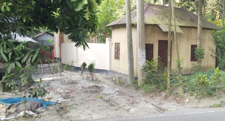 যাতায়াতের রাস্তা নিয়ে দুই পক্ষের বিরোধ, ভোতান্তিতে কয়েকটি পরিবার