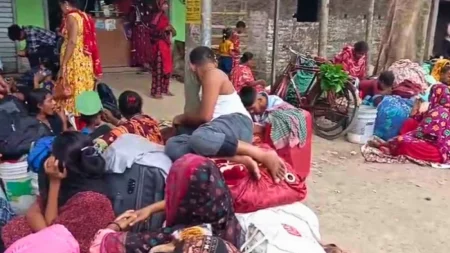 বাংলাদেশে সীমান্তে হঠাৎ শত শত মানুষ, শুভেন্দু বললেন ‘জলদি ভাগো’ India