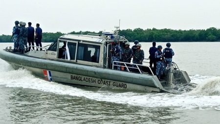 লঞ্চে ঝুঁকিপূর্ণ ওঠানামা বন্ধে কঠোর নজরদারি লঞ্চে ঝুঁকিপূর্ণ