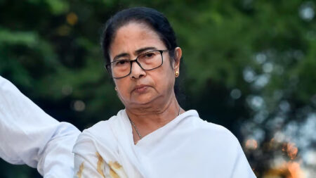 নিজ আসনেই ডুবলেন মমতা, জয়ী শুভেন্দু মমতা