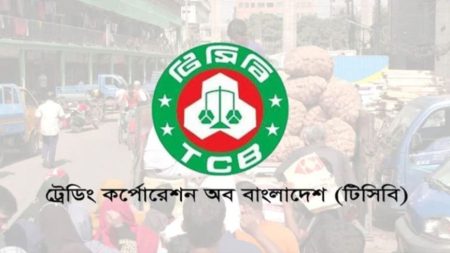 লিটারে ১৪ টাকা কমে বাজারে সরাসরি সয়াবিন তেল বিক্রি করবে টিসিবি TCB