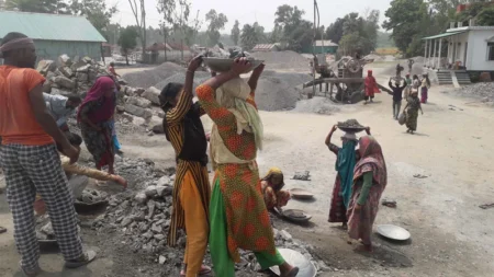পুরুষের অর্ধেক মজুরি
