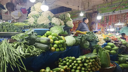 তেলের দাম ও বৃষ্টির প্রভাবে সবজির বাজার চড়া bazar