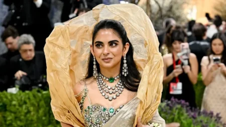 মেট গালা : ইশা আম্বানির সোনার সুতা আর হীরার ঝলক মেট গালা
