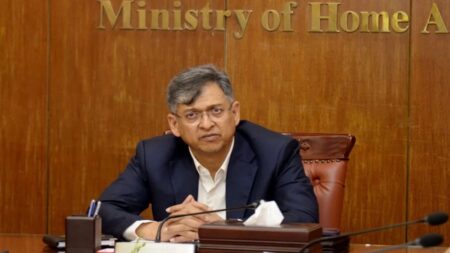 আওয়ামী আমলে দেওয়া অস্ত্রের লাইসেন্স যাচাই-বাছাই হবে: স্বরাষ্ট্রমন্ত্রী অস্ত্রের লাইসেন্স