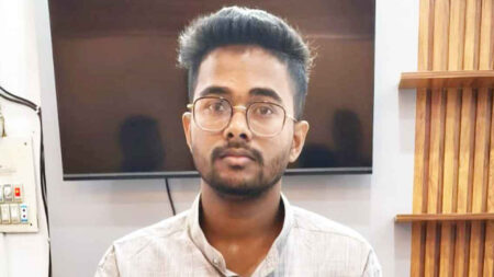 স্কুলছাত্রকে হোটেল