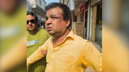 ভুয়া ভেবে আসল ভ্যাট পরিদর্শককে খুঁটিতে বেঁধে গণপিটুনি ভ্যাট পরিদর্শক