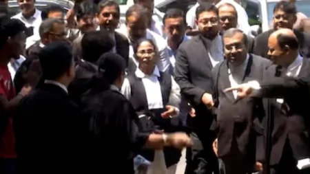 কলকাতা হাইকোর্টে মমতাকে দেখে আইনজীবীদের চোর চোর স্লোগান আইনজীবীরা মমতাকে বললেন চোর