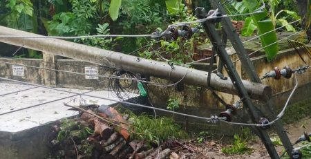 বরিশালে কালবৈশাখী ঝড়ে ১০টি বৈদ্যুতিক খুঁটি ভেঙে জনদুর্ভোগ খুঁটি