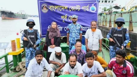 কর্ণফুলী নদীতে বন্দরের জাহাজ থেকে তেল পাচারের অভিযোগে আটক ৯ ডিজেল জব্দ