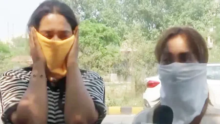 দিল্লিতে দুই নারীকে হেনস্তা