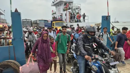 দৌলতদিয়ায় যাত্রী-যানবাহনের চাপ বাড়লেও নেই ভোগান্তি দৌলতদিয়ায় যাত্রী-যানবাহন