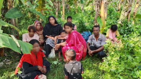 চুয়াডাঙ্গা সীমান্তে অবৈধ অনুপ্রবেশের সময় আটক ১০ ১০ জনকে আটক