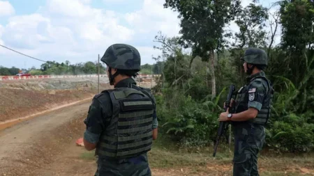 ১০ জনকে আটক