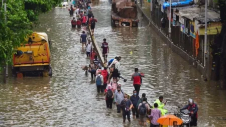 ভারতে ভয়াবহ ঝড়-বৃষ্টি ও বজ্রপাতে ৩৩ জনের মৃত্যু ৩৩ জনের মৃত্যু