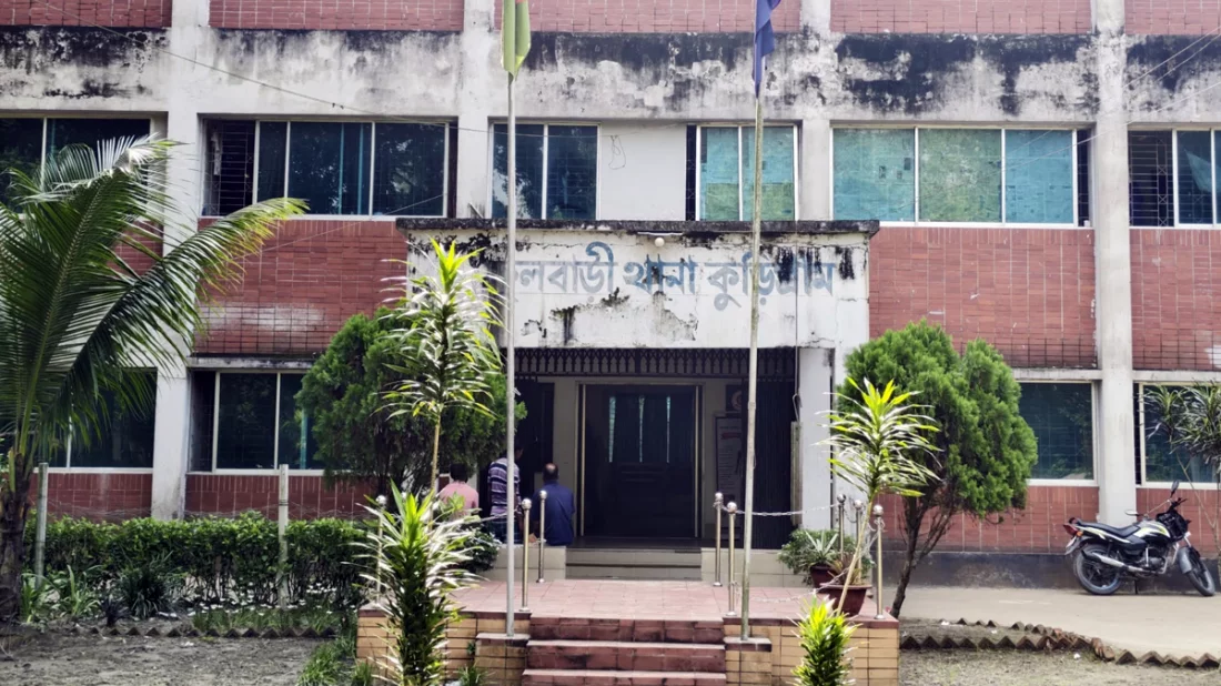 বাবার সঙ্গে গাঁজা নিতে এসে ১৪ বছরের কিশোরী আটক আটক