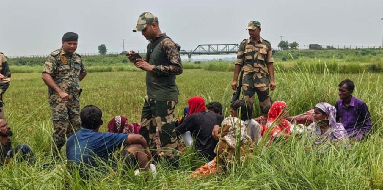 নওগাঁ সীমান্তে গভীর রাতে ১৭জন পুশইন, বিজিবি-বিএসএফ মোতায়েন পুশইন