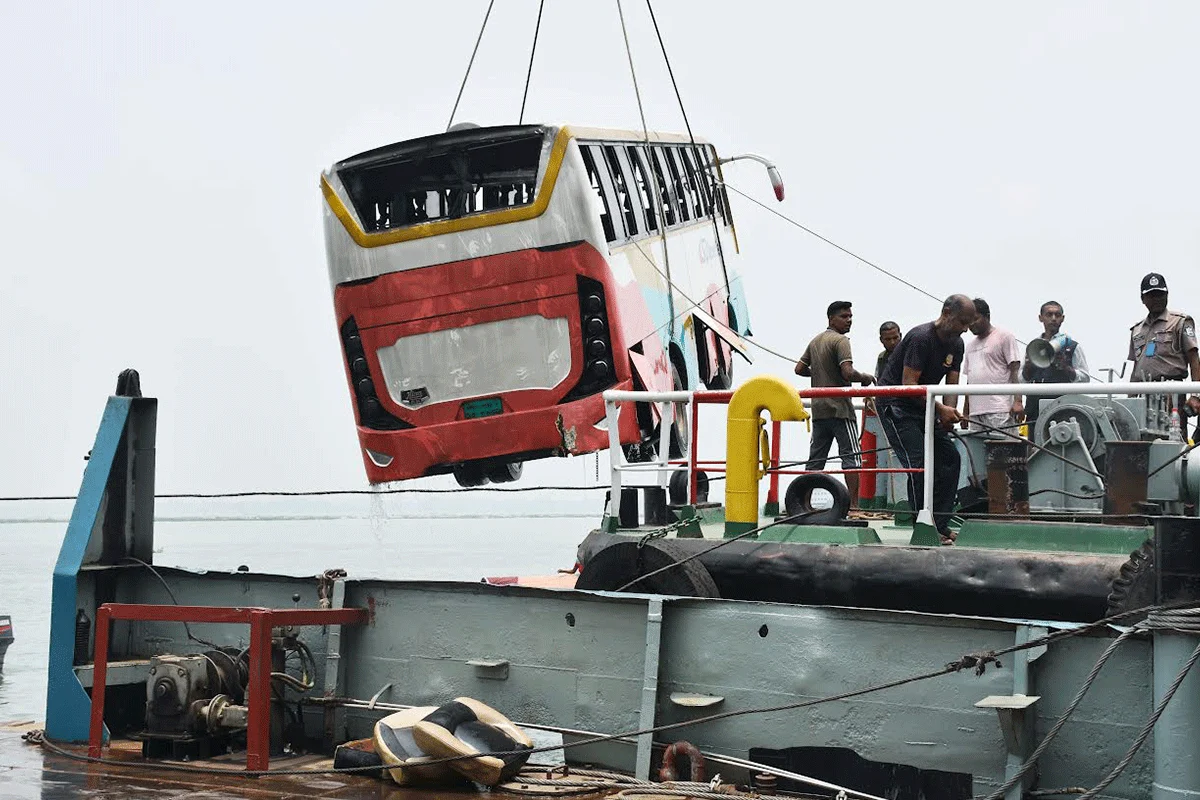 পদ্মায় ডুবে যাওয়া বাসটির ফিটনেস, ট্যাক্স টোকেন ও রুট পারমিটের মেয়াদ ছিল শেষ ফিটনেস