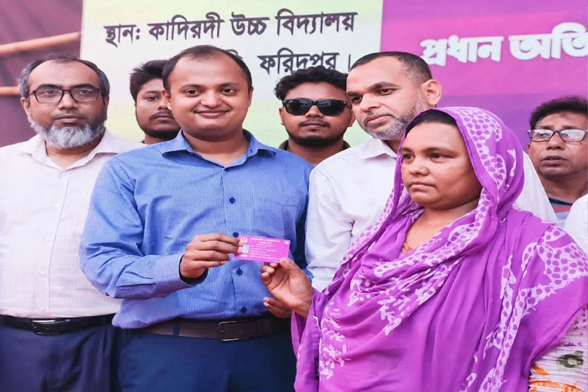 বোয়ালমারীতে ফ্যামিলি কার্ড বিতরণ শুরু ফ্যামিলি কার্ড