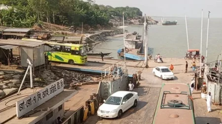 পড়ে গেল বাস