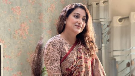 অভিনেত্রী দীপা খন্দকার