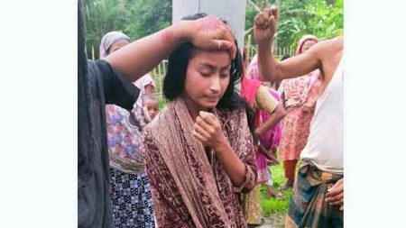 পুকুরে ভাসছিল ৮ মাসের সন্তান, পাড়ে বসে ছিলেন মা Girl