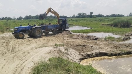 মানিকগঞ্জে কবরস্থান ভরাটের নামে নদীপাড়ের মাটি লুট! Manikganj