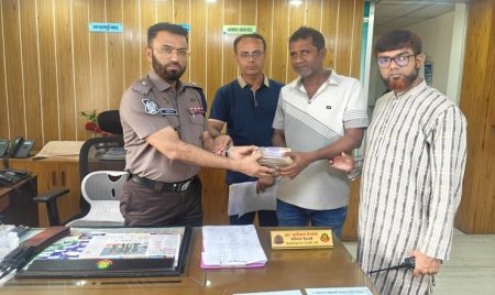 কুড়িয়ে পাওয়া টাকা মালিককে ফেরত দিল শাহজাহানপুর থানা পুলিশ Kuril