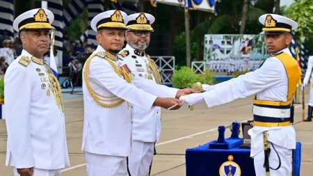 নবীন নৌ কর্মকর্তারা