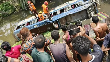 পুকুরে বাস