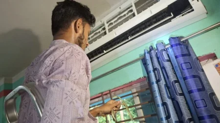 বরিশালে এসির ভেতরে সাপের আস্তানা, উদ্ধার হলো ৪টি সাপ সাপ