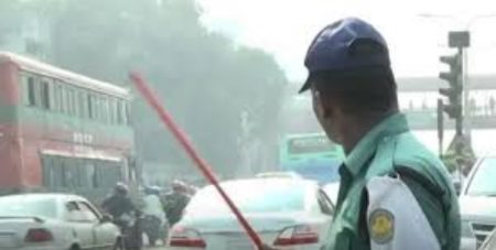 ট্রাফিক পুলিশকে মারধর