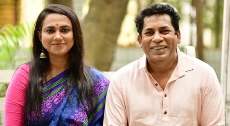 কলকাতায় আ.লীগ নেতাকর্মীদের তোপের মুখে মোশাররফ করিম দম্পতি মোশাররফ করিম দম্পতি