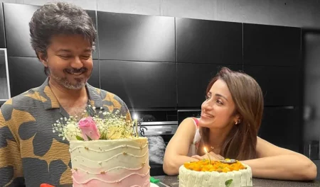 বিজয়ের উপর থেকে চোখ সরাতে পারছেন না তৃষা তৃষা