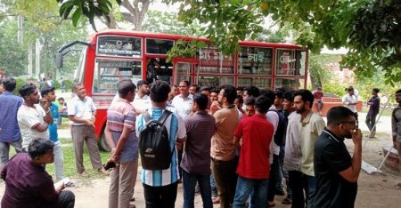শেখ হাসিনা ও বঙ্গবন্ধুর বই নিয়ে রাজশাহী কলেজে উত্তাপ কলেজ