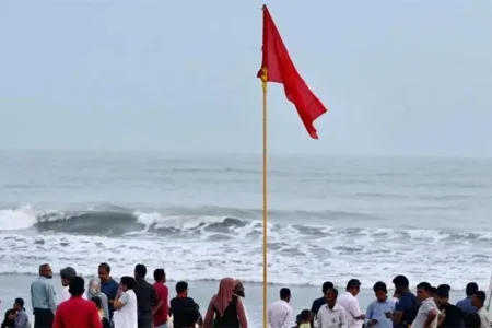 পায়রাবন্দরে তিন নম্বর, নদীবন্দরে এক নম্বর সতর্ক সংকেত নদীবন্দরে এক নম্বর সতর্ক সংকেত
