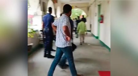ময়মনসিংহ জেলা প্রশাসকের কার্যালয়ে দুই বিএনপি নেতার মারামারি, আহত কর্মচারী নেতা